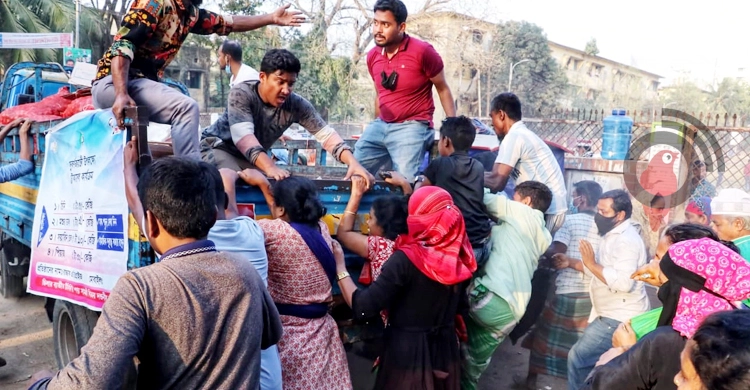 সংকটে পড়া মানুষ স্বস্তি খুঁজছে টিসিবির ট্রাকে