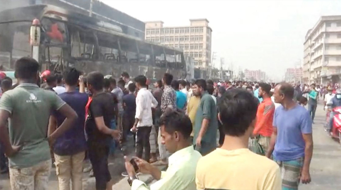 ঢাকা-ময়মনসিংহ মহাসড়ক অবরোধ, বাসে আগুন