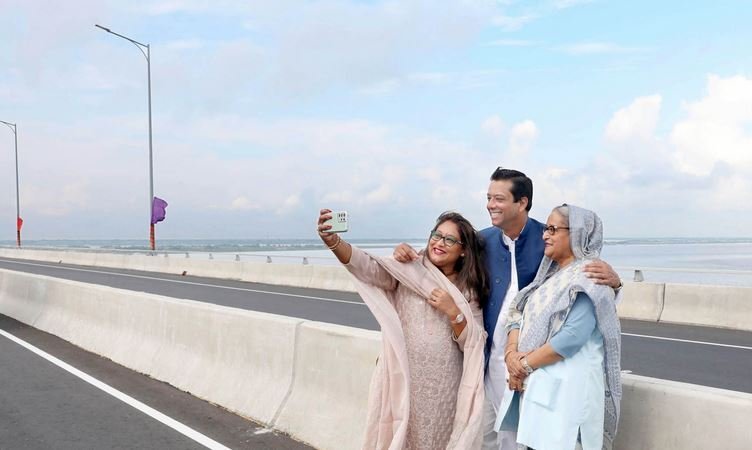 পদ্মা সেতুতে জয়, পুতুলের সঙ্গে প্রধানমন্ত্রীর সেলফি