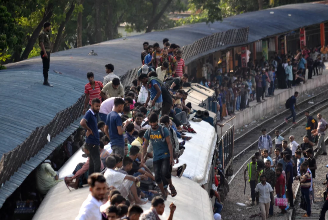 ঈদযাত্রায় ঝুঁকি নিয়ে বাড়ি ফিরছে মানুষ