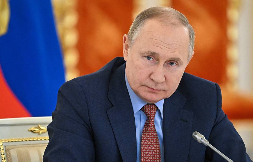 Putin orders Russians to fight on after key Ukraine city falls