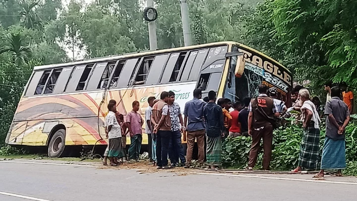 ছিনতাই করা চলন্ত বাসে যাত্রীদের ৩ ঘণ্টা জিম্মি করে ডাকাতি ও ধর্ষণ