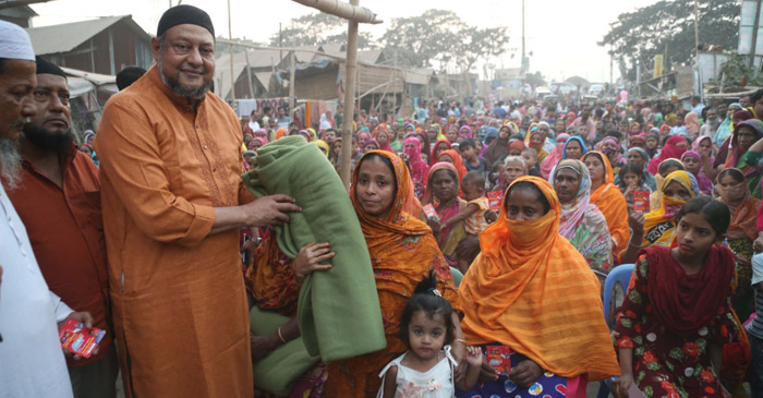 পরিচ্ছন্ন কর্মীদের মাঝে যুবলীগ সাধারণ সম্পাদকের শীতবস্ত্র বিতরণ