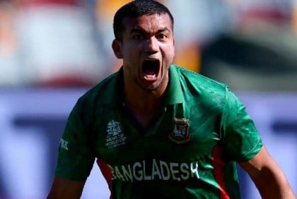 ব্যাটিংয়েও অবদান রাখতে চান পেসার তাসকিনতিন সংস্করণেই এখন পেস আক্রমণে বাংলাদেশের নেতা তাসকিন আহমেদ। গত দুই-আড়াই বছরে তার আগুনঝরা বোলিংয়ে অনেক ম্যাচে নিয়ন্ত্রণ পেয়েছে দল। মিলেছে জয়ও। তবে এই যুগে বোলারদের কাছে দাবি থাকে তো ব্যাটিংয়েও।তাসকিনও সেই দাবি মেটাতে শাণিত করে চলেছেন নিজেকে। এই অভিযানে তার প্রেরণা মেহেদী হাসান মিরাজ।  জহুর আহমেদ চৌধুরি স্টেডিয়ামে বুধবার (১৮ জানুয়ারি) ঢাকা ডমিনেটর্সের অনুশীলনে বোলিংয়ের পর নেট সেশনে ব্যাট হাতেও ঘাম ঝরান তাসকিন। নিখুঁত একেকটি ডিফেন্সে তারচোখেমুখে দেখা যায় তৃপ্তি।ব্যাট হাতে উন্নতি করার তাড়নার কথাও নানা সময়ে বলেছেন এই ফাস্ট বোলার। ২৭ বছর বয়সী ক্রিকেটারের সেই তাড়নার প্রমাণ মিলছে এবারের বিপিএলেও। টুর্নামেন্টের শুরু থেকেই ঢাকার অনুশীলনে ব্যাট হাতে বাড়তি সময় দিচ্ছেন তিনি। নিয়মিতই বোলিং ঝাঁকিয়ে নেওয়ার পর প্যাড-হেলমেট নিয়ে নেটে কাটান নিবিড় সময়।  অনুশীলন শেষে পুরনো সেই চাওয়ার কথাই নতুন করে শোনালেন তাসকিন।     তিনি বলেন, আমার লক্ষ্য ভালো মানের টেল এন্ডার ব্যাটসম্যান হওয়া। অস্ট্রেলিয়া-ইংল্যান্ডে ভালো বোলাররা ব্যাটিংও ভালো করে, দলের হয়ে তাদের অবদান থাকে। আমি চাইছি না টপ অর্ডার ব্যাটসম্যান হতে। আমি চাই, শেষ দিকের ভালো ব্যাটসম্যান হতে। যদি সেরকম পরিস্থিতি আসে, তখন যেন দলের ব্যাটারদের সমর্থন দিতে পারি। এগুলো অনেক গুরুত্বপূর্ণ।  এই লক্ষ্য পূরণে আপাতত তিনি অনুপ্রেরণা খুঁজে নিচ্ছে মিরাজকে দেখে। বয়সভিত্তিক ক্রিকেটে অলরাউন্ডারের ভূমিকায় দেখা গেলেও আন্তর্জাতিক মঞ্চে প্রথম কয়েক বছর পুরোদস্তুর বোলার ছিলেন মিরাজ। তবে গত দুই-তিন বছরে ব্যাটিংয়েও নিজের সামর্থ্যের ছাপ রাখছেন এই অফ স্পিনিং অলরাউন্ডার। উন্নতির সেই পথ ধরে ছুটতে চান তাসকিনও।     তিনি বলেন, সাম্প্রতিক সময়ে দেখবেন, নিচের সারির জুটিতে অনেক ম্যাচ জয় আসছে। মিরাজ দারুণ উন্নতি করছে, সেই সাথে আমিও যদিও উন্নতি করতে পারি ও তো অলরাউন্ডার ছিলই, আমি যদি বোলার হিসেবে ব্যাটিংয়ে উন্নতি করতে পারি সেটা দলের জন্য ভালো, আমার জন্যও  ভালো।বিপিএলের চলতি আসরে এখন পর্যন্ত খেলা ৪ ম্যাচে ৪ উইকেট পেয়েছেন তাসকিন। তবে ওভারপ্রতি খরচ করেছেন স্রেফ ৫.৪৮ রান। ব্যাটিংয়ে খুব বেশি কিছু করার সুযোগ তেমন পাননি এখনও।