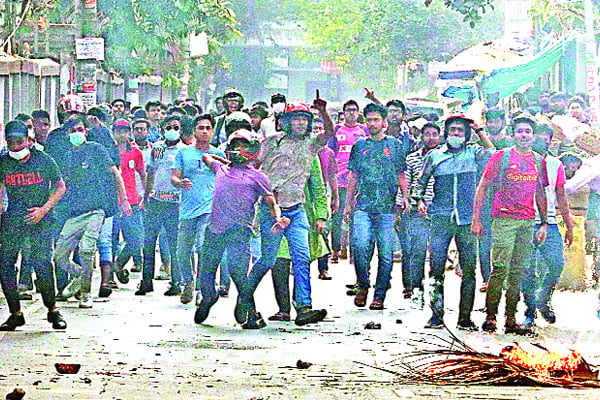 তিন কলেজে সংঘর্ষে রণক্ষেত্র টিয়ার শেল নিক্ষেপ, পাঁচ শিক্ষার্থী আহত, ভয়াবহ যানজট, ঢাকা কলেজে ছুটি ঘোষণা