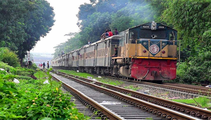 শিশুকে নিয়ে ট্রেনের নিচে মায়ের ঝাঁপ, ঘটল অলৌকিক ঘটনা