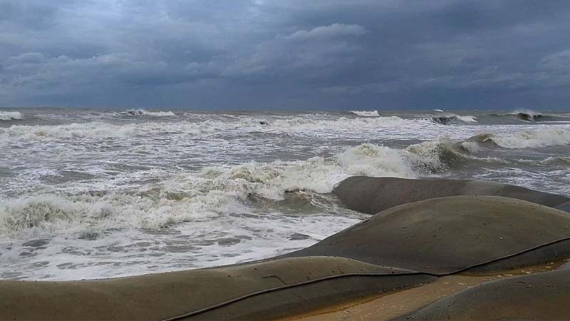 সমুদ্র বন্দরসমূহে ৩ নম্বর সতর্কতা সংকেত।
