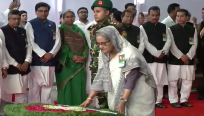 ঐতিহাসিক ছয় দফা দিবস বঙ্গবন্ধুর প্রতিকৃতিতে প্রধানমন্ত্রীর শ্রদ্ধা