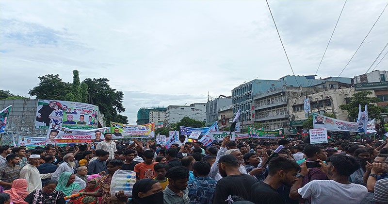বৃষ্টি উপেক্ষা করে সমাবেশে নেতাকর্মীরা আওয়ামী লীগের শান্তি সমাবেশে শুরু।
