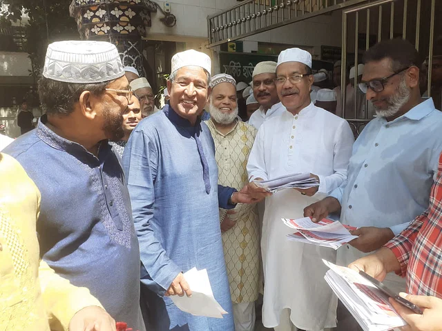 কৃষিমন্ত্রীর হাতে ‘এক দফার’ প্রচারপত্র দিলেন বিএনপির নেতা