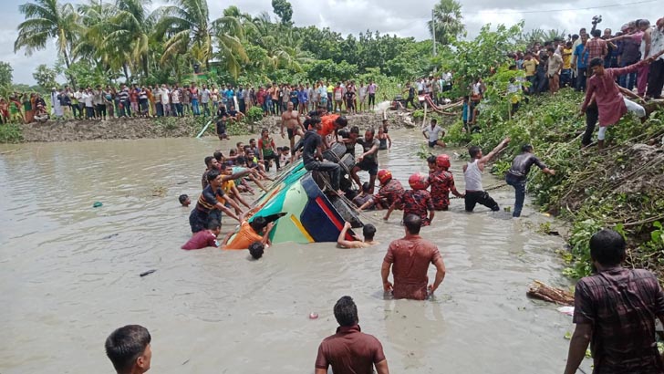 ঝালকাঠিতে নিয়ন্ত্রণ হারিয়ে বাস পুকুরে, শিশুসহ নিহত ১৫