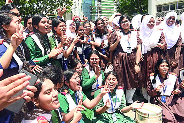 জিপিএ-৫ কমেছে ৮৬ হাজার এসএসসি ও সমমানের ফল প্রকাশ- উত্তীর্ণ ১৬ লাখ ৪১ হাজার ১৪০ পাসের হার ৮০ দশমিক ৩৯