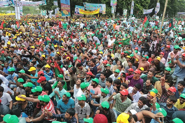 ২৭ জুলাই মহাসমাবেশ চূড়ান্ত আন্দোলনের দিকে বিএনপি  সোহরাওয়ার্দী উদ্যানের সমাবেশ থেকে ২৭ জুলাই ঢাকায় মহাসমাবেশের ঘোষণা দেয় বিএনপি। যুগপৎ কর্মসূচি দিয়েছে গণতন্ত্র মঞ্চসহ ৩৬ দল ও জোট।
