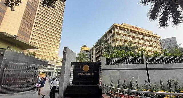 বাংলাদেশ ব্যাংক: ‘আটকে’ থাকা ডলার দেশে ফেরাতে নির্দেশ কেন্দ্রীয় ব্যাংক সূত্রে জানা যায়, এমন অর্থের পরিমাণ প্রায় ১০০ কোটি ডলার। বিশেষজ্ঞদের ধারণা, এই অর্থ পাচার হয়েছে।