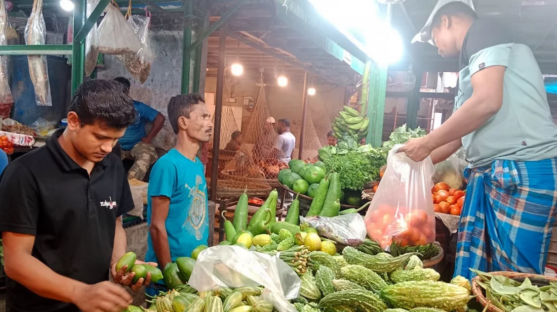 লাগামছাড়া সবজির বাজার, দাম কমেনি মাছ-মাংসেরও