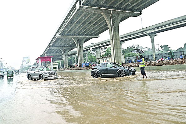 টানা বৃষ্টি-জলাবদ্ধতায় বিপাকে রাজধানীর নিম্ন আয়ের মানুষ