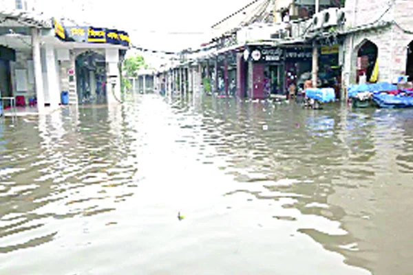 সমাধান হয় না জলাবদ্ধতার রাজধানীর নিউমার্কেট এলাকা