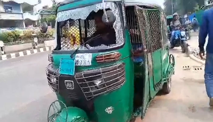 মহাখালীতে অবরোধকারীদের মিছিল, গাড়ি ভাঙচুর