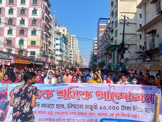 মিরপুরে আজও পোশাকশ্রমিকদের অবস্থান।