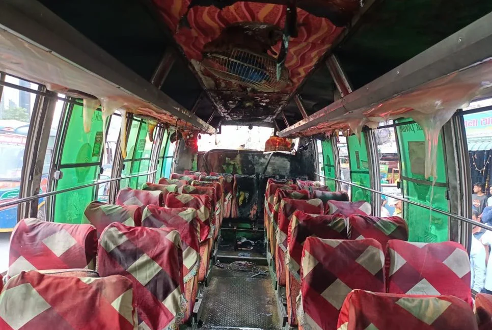 রাজধানীর   শ্যামলীতে বাসে আগুন