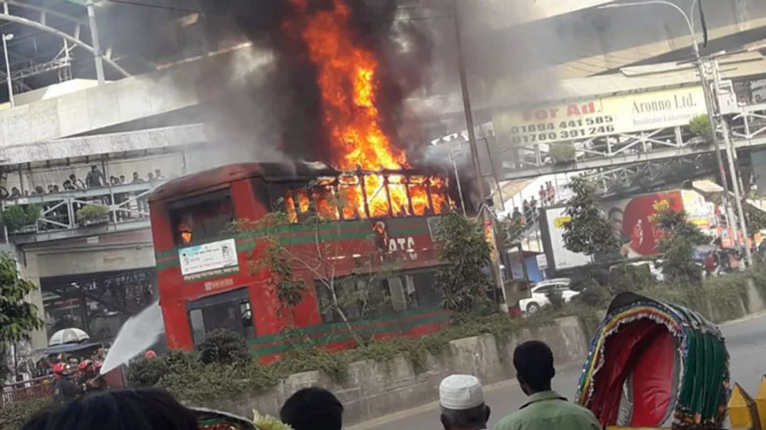 মিরপুরে বিআরটিসির দোতলা বাসে আগুন
