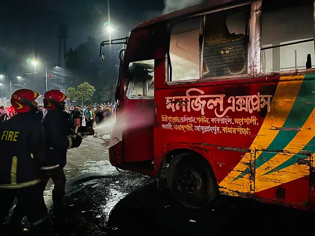 রাজধানীসহ দেশের বিভিন্ন স্থানে ১২ ঘণ্টায় ১০ বাসে আগুন