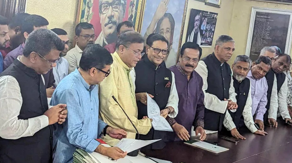মনোনীত প্রার্থীদের চিঠি বিতরণ করছে আওয়ামী লীগ