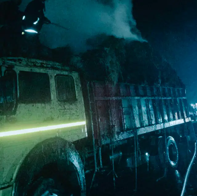 বগুড়ার শেরপুরে খড়বাহী চলন্ত ট্রাকে আগুন দিল দুর্বৃত্তরা