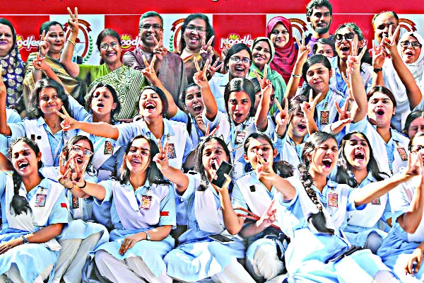 ধস জিপিএ-৫, সব বিষয়ে কমল পাস এইচএসসি ও সমমান পরীক্ষার ফল প্রকাশ – পাসের হার ৭৮ দশমিক ৬৪ – ৯২ হাজার ৫৯৫ জন জিপিএ-৫ – করোনাভাইরাসের পর চলতি বছরেই প্রথম সব বিষয়ে পরীক্ষা