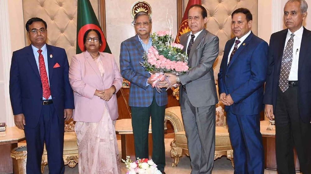 বঙ্গভবনে ৪ কমিশনারসহ সিইসি