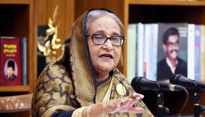 তরতজা স্বতন্ত্ররা, পাশে শেখ হাসিনা
