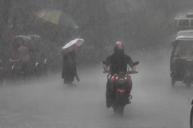 আগামীকাল দেশজুড়ে ভারী বৃষ্টির পূর্বাভাস
