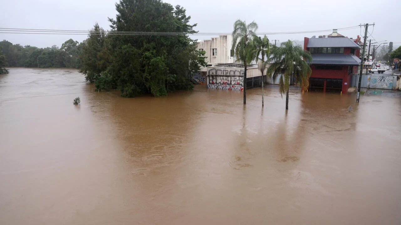 Floods hit eastern Australia, 200,000 properties blacked out