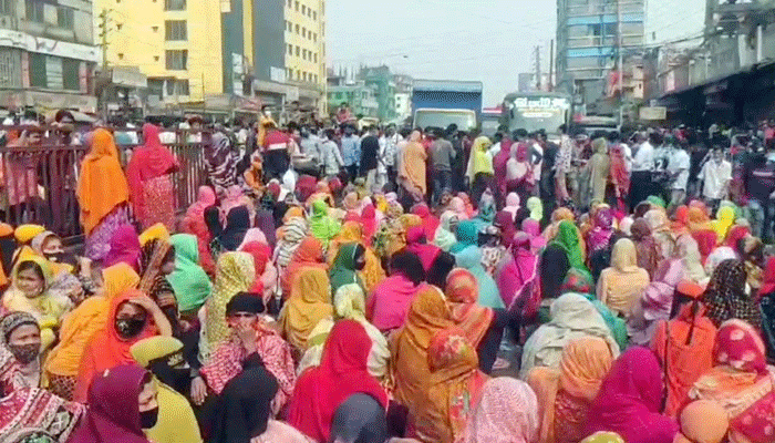 পোশাক শ্রমিকদের অবরোধে ঢাকা-ময়মনসিংহ সড়কে দীর্ঘ যানজট