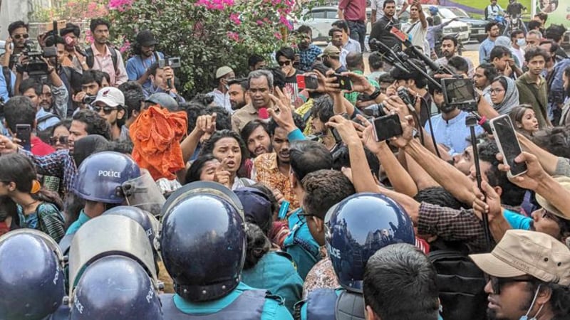 ইন্টারকন্টিনেন্টাল মোড়ে পুলিশের সঙ্গে ধর্ষণবিরোধী বিক্ষোভকারীদের সংঘর্ষ
