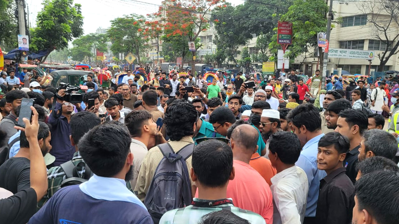 ইউআইইউর শিক্ষার্থীদের বহিষ্কারাদেশ প্রত্যাহার সকালে বহিষ্কারাদেশ প্রত্যাহারসহ পাঁচ দাবিতে ঢাকার নতুনবাজার এলাকায় সড়ক অবরোধ করেন ইউআইইউসহ কয়েকটি বেসরকারি বিশ্ববিদ্যালয়ের শিক্ষার্থীরা।