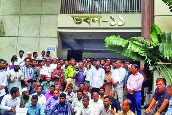 এক দিনে সাত বিক্ষোভ আন্দোলনে অচল সরকারি দপ্তর ♦ চাকরি আইন বাতিলের দাবিতে ব্লকেড ছিল অর্থ মন্ত্রণালয় ♦ চেয়ারম্যানের অপসারণ চেয়ে এনবিআরে তিন ঘণ্টার কলমবিরতি আজ ♦ নগর ভবনের তালা খুলছে, বন্ধ থাকবে প্রশাসক ও প্রকৌশলীদের কক্ষ