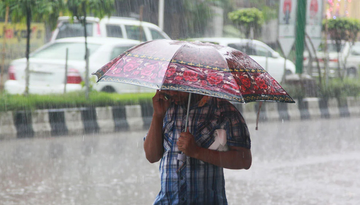 মৌসুমি বায়ুর প্রভাবে ভারি বৃষ্টির আভাস