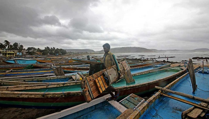ভারি বৃষ্টির সতর্কতা, বন্দরে সংকেত