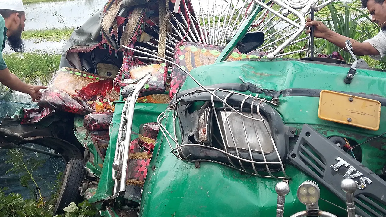 টাঙ্গাইলে বাস-সিএনজি সংঘর্ষে নারীসহ ৩ জন নিহত