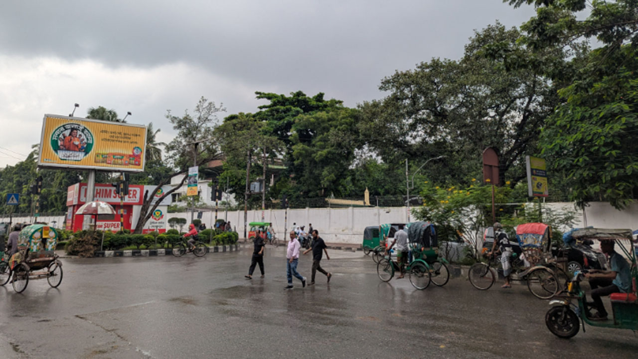 যে চার বিভাগে অতি ভারী বৃষ্টিপাতের পূর্বাভাস মঙ্গলবার সকাল ৯টা থেকে পরবর্তী ২৪ ঘণ্টার আবহাওয়ার পূর্বাভাসে এ তথ্য জানানো হয়।