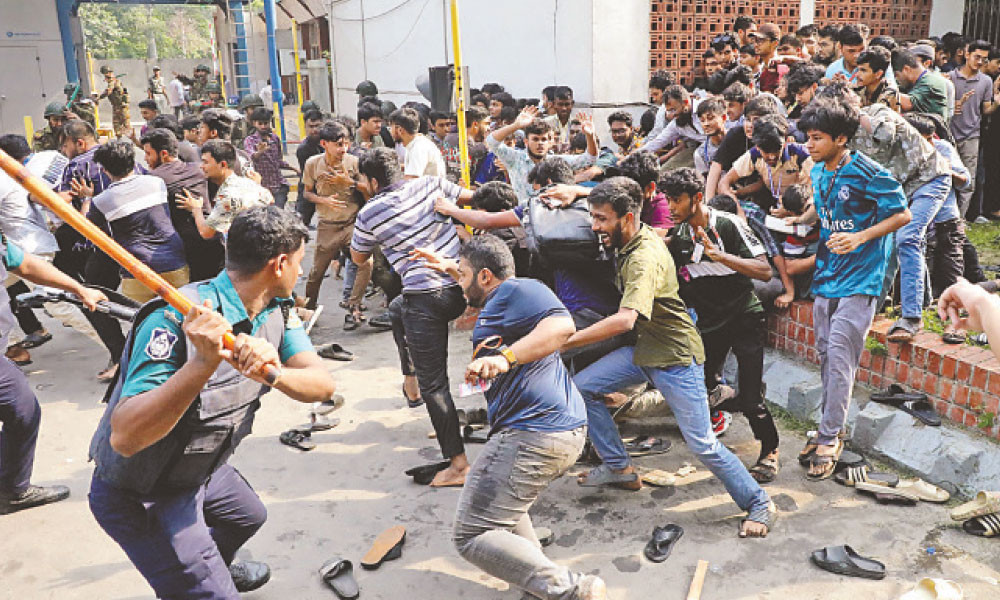 শিক্ষা উপদেষ্টা-সচিবের পদত্যাগ দাবিতে সচিবালয় রণক্ষেত্র