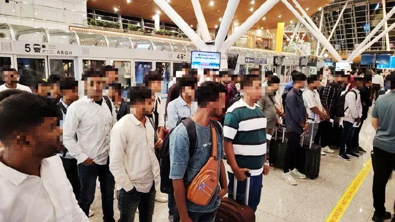 ভুয়া হোটেল বুকিং ৯৮ বাংলাদেশীকে বিমানবন্দরে আটকে দিলো মালয়েশিয়া ‘ভুয়া হোটেল বুকিং, রিটার্ন টিকিট না থাকা এবং পর্যাপ্ত অর্থ থাকার প্রমাণ দিতে না পারায় তাদের মালয়েশিয়ায় ঢুকতে দেয়া হয়নি।’