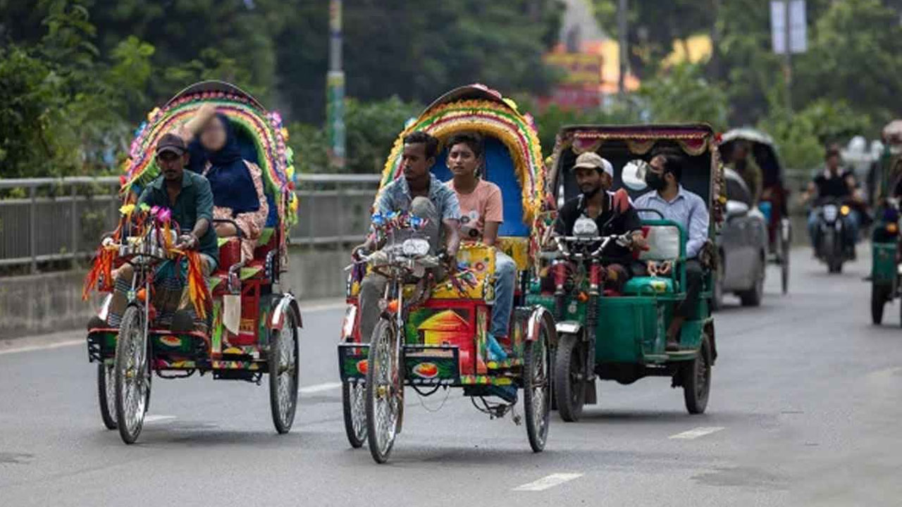 অটোরিকশা চলবে নির্দিষ্ট রুটে, নিবন্ধন ও ড্রাইভিং লাইসেন্স বাধ্যতামূলক যাত্রাপথের ভাড়া নির্ধারণ করবে বিআরটিএ এবং এক বছরের মধ্যে সব অটোরিকশাকে নিরাপদ মডেলে রূপান্তর করতে হবে।