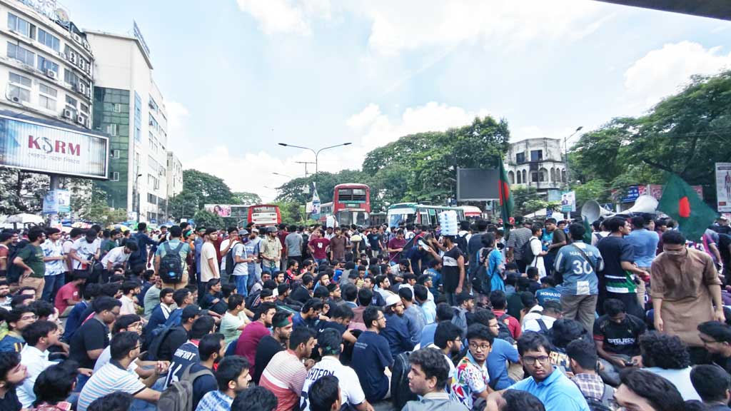 ‘‎লং মার্চ টু ঢাকা’ কর্মসূচিতে প্রকৌশল শিক্ষার্থীরা, আবারও শাহবাগ অবরোধ, যান চলাচল বন্ধ