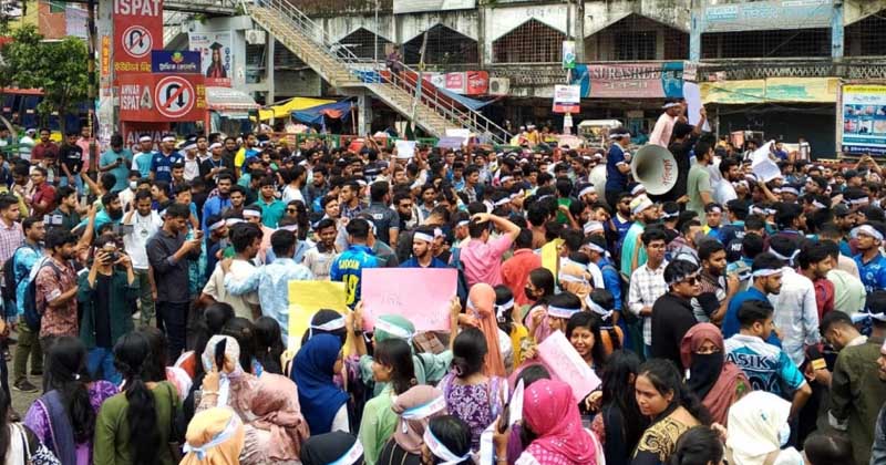রাজধানীর সায়েন্সল্যাবে শিক্ষার্থীদের বিক্ষোভ