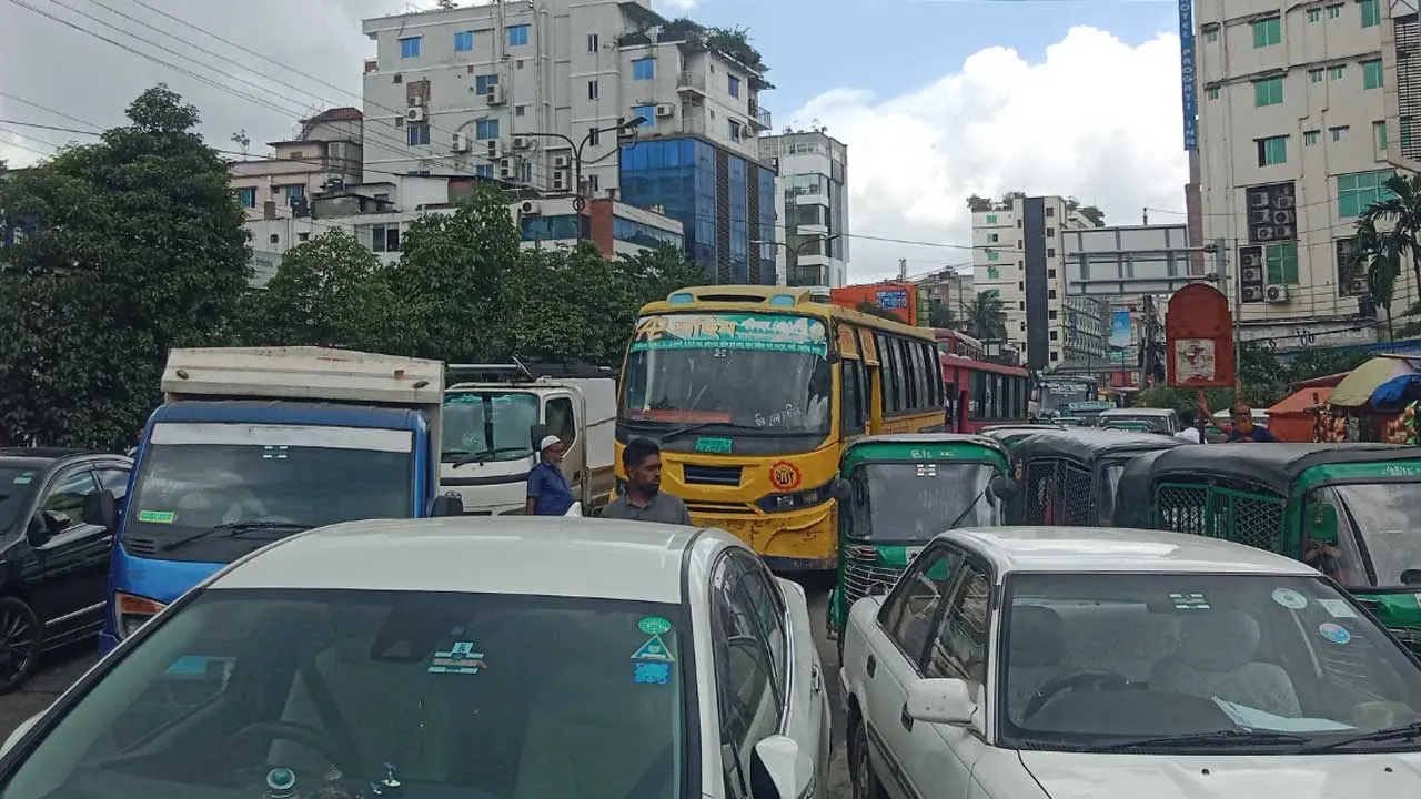 কুড়িলে সড়ক অবরোধ, বন্ধ যান চলাচল