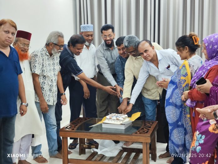 বাংলাদেশ অনলাইন মিডিয়া অ্যাসোসিয়েশনের বর্ষপূর্তিতে কেক কেটে উদযাপন