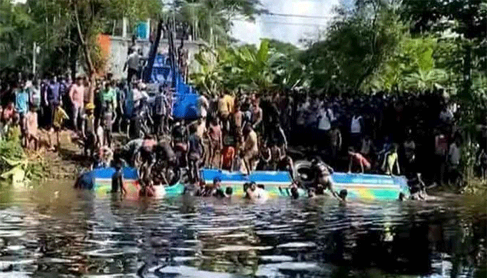 লক্ষ্মীপুরে যাত্রীবাহী বাস নিয়ন্ত্রণ হারিয়ে খালে, নিহত ৩