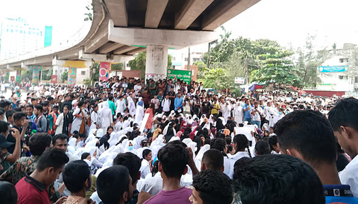 রাজধানীর সাতরাস্তা মোড় অবরোধ, তীব্র যানজট